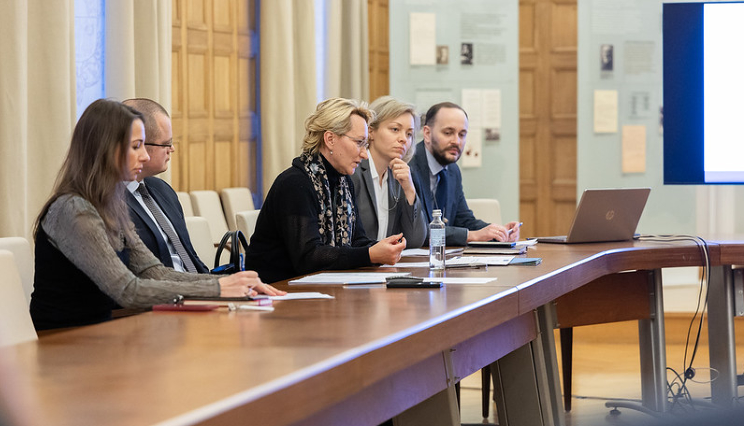 Pasākuma dalībnieki pie apspriežu galda