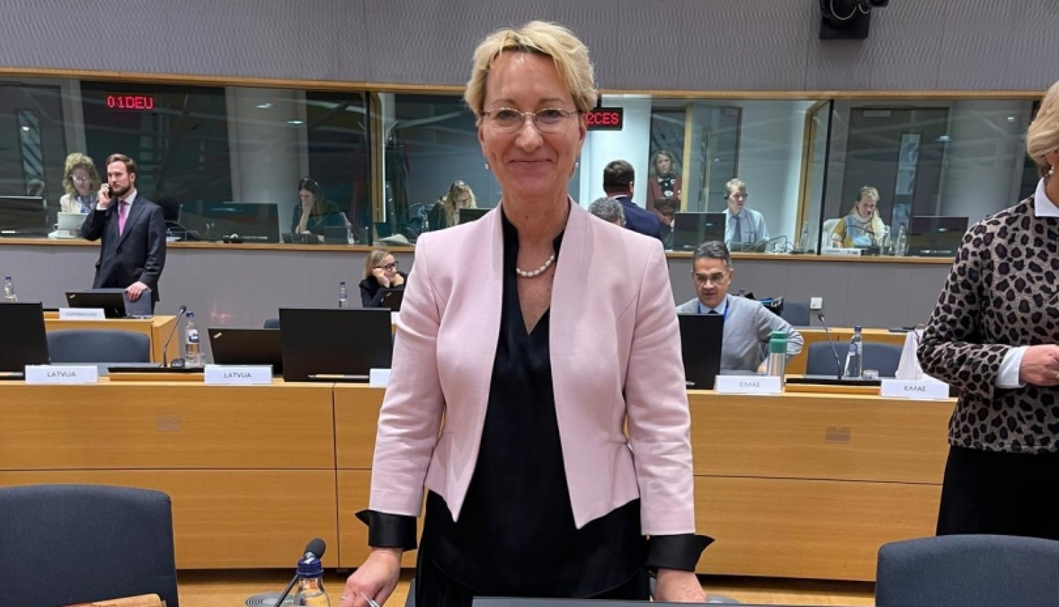 Dace Melbārde sanāksmju telpā