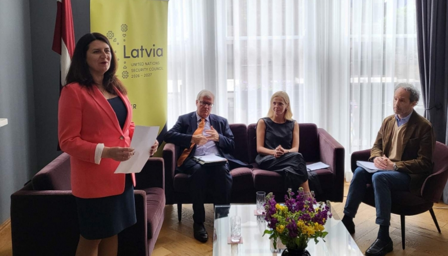 Vēstniece Ivita Burmistre uzrunā diskusijas dalībniekus