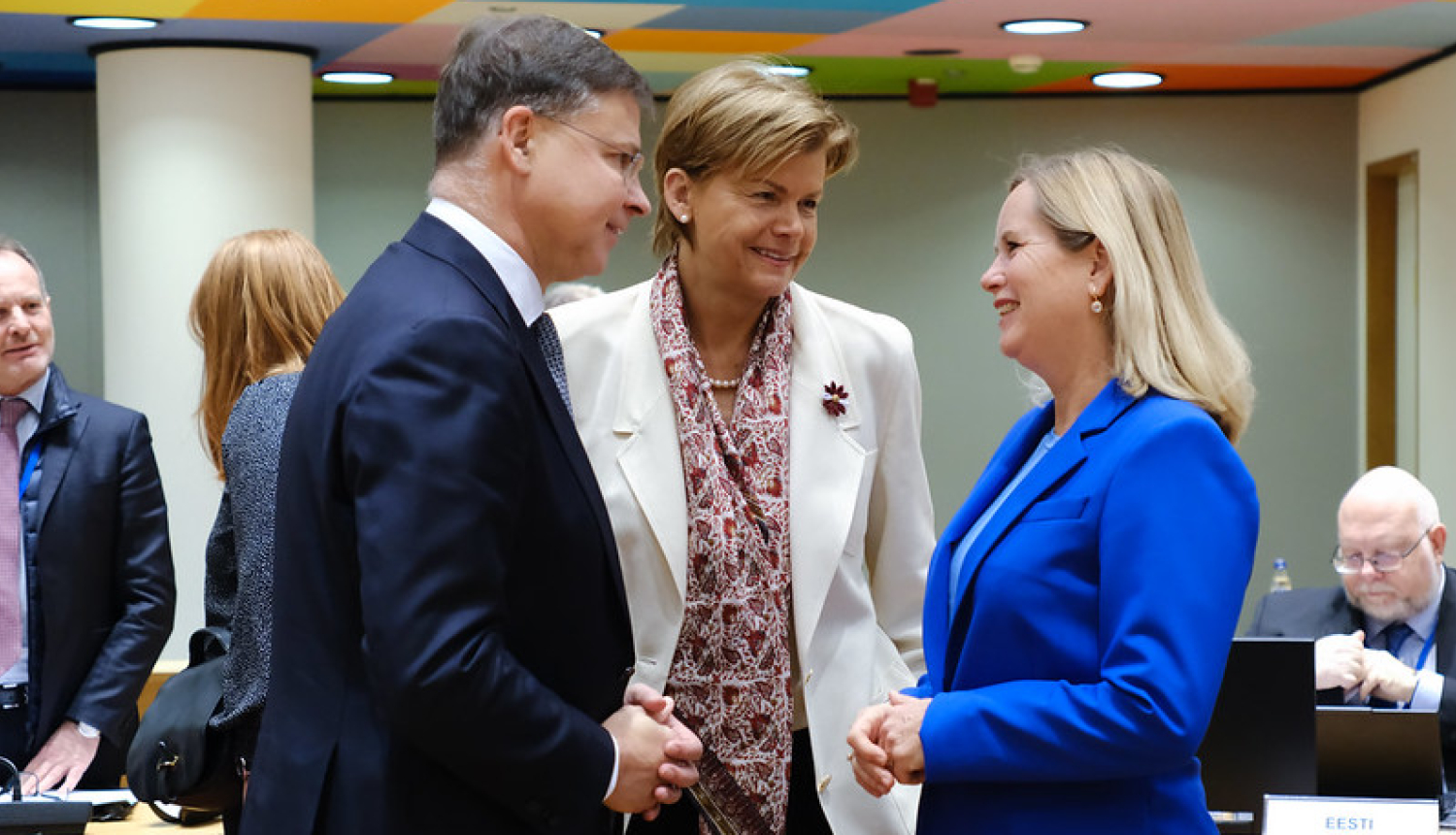 Valdis Dombrovskis un Baiba Braže sarunājas sanāksmju telpā