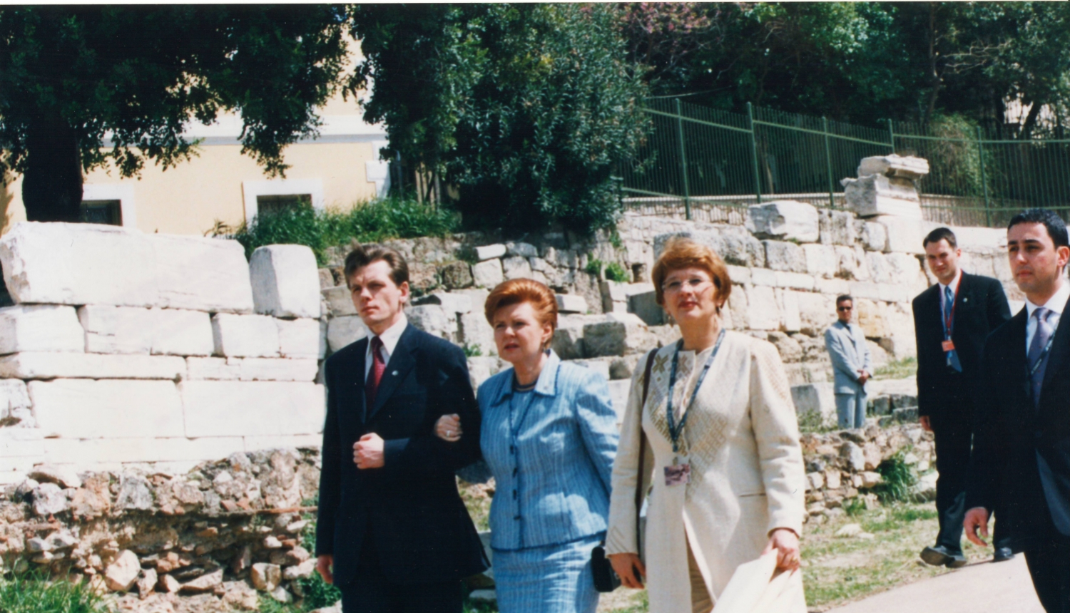 Latvijas Valsts prezidentes V.Vīķes-Freibergas, Ministru prezidenta Einara Repšes un ārlietu ministres Sandras Kalnietes vizīte Grieķijā Atēnās, kur 2003. gada 16.–17. aprīlī tika parakstīts Eiropas Savienības pievienošanās līgums
