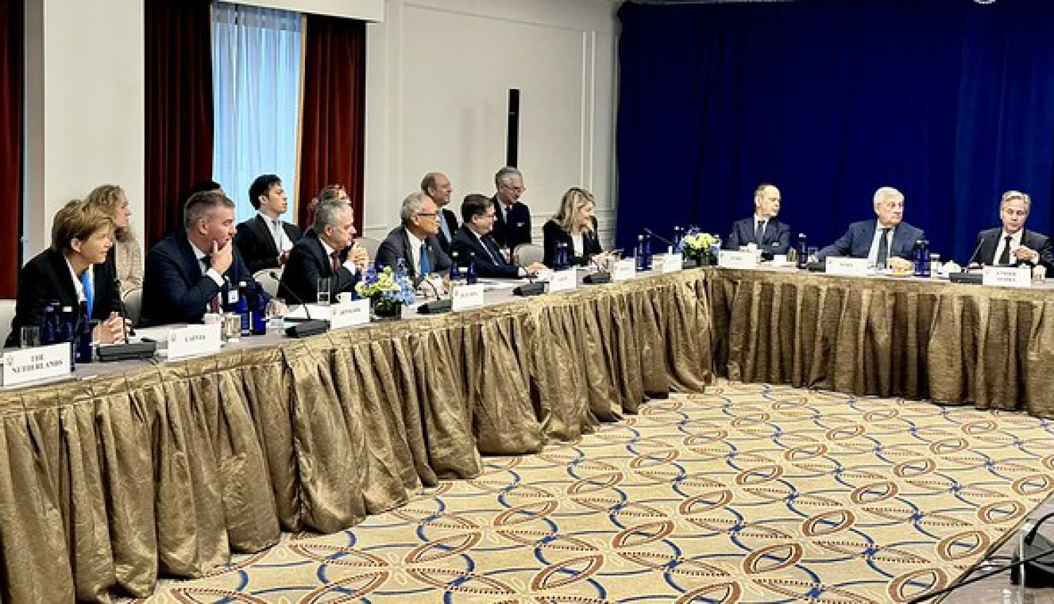 Pasākuma dalībnieki pie apspriežu galda