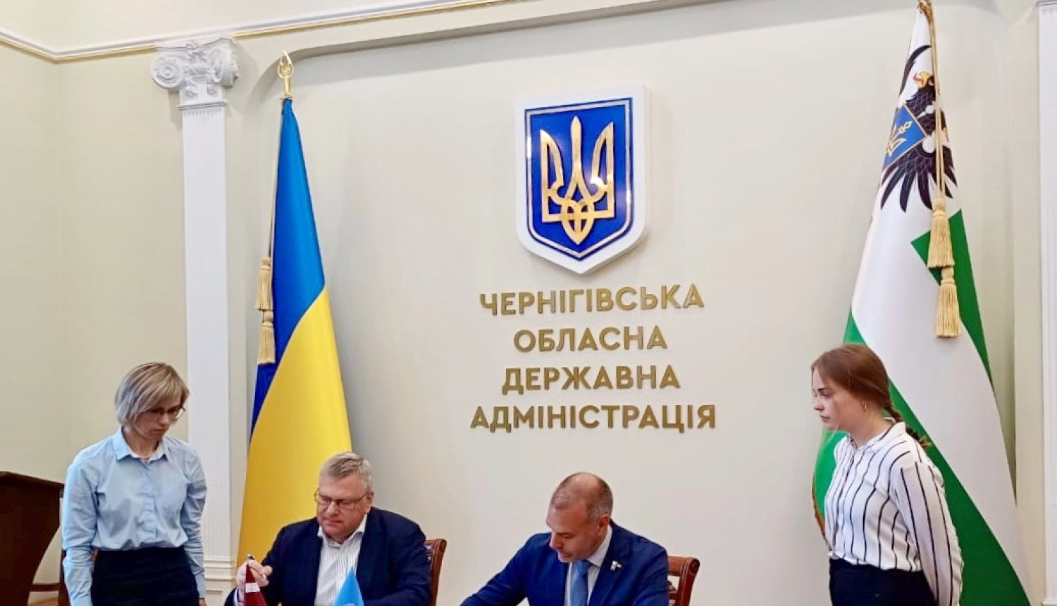 Latvijas vēstnieks Ukrainā Ilgvars Kļava un ANO Attīstības programmas Ukrainā pārstāvja vietnieks Kristoforus Politis (Christophoros Politis) paraksta līgumu par sociālās infrastruktūras objektu rekonstrukciju Čerņihivas apgabalā