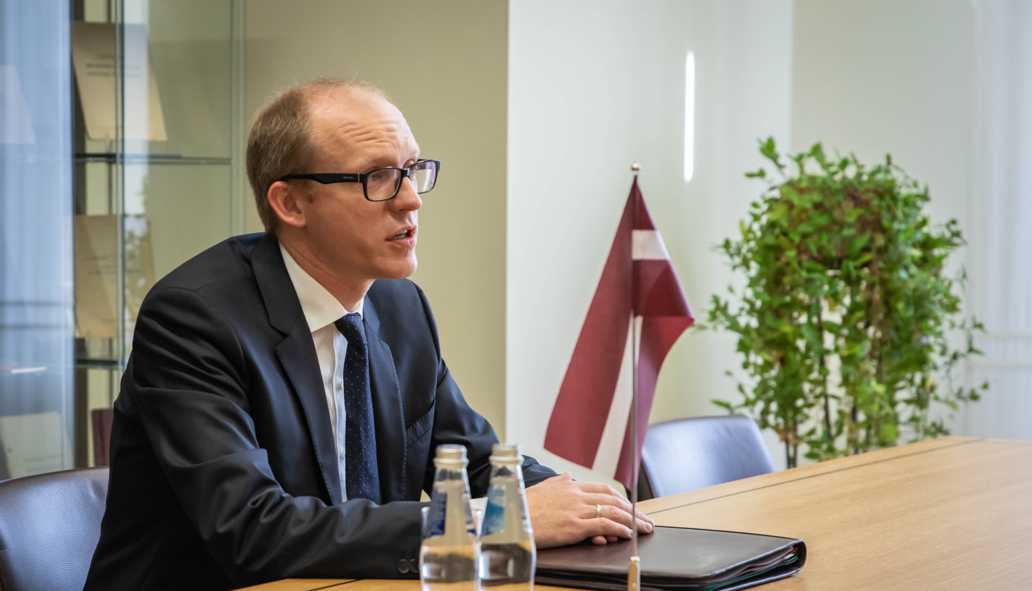 Valsts sekretārs akreditācijas vizītē pieņem jauno Šveices Konfederācijas vēstnieku