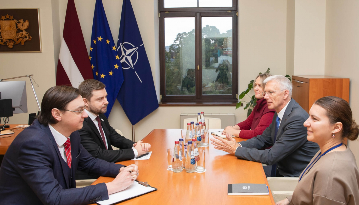 Latvijas ārlietu ministrs Krišjānis Kariņš tiekas ar Ukrainas vēstnieku Latvijā Anatoliju Kucevolu