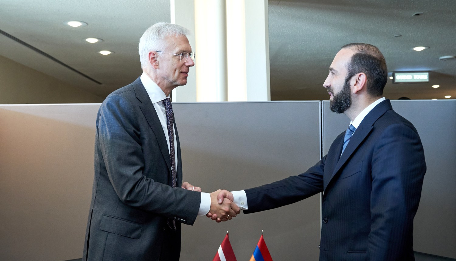 Latvijas ārlietu ministrs Krišjānis Kariņš tiekas ar Armēnijas ārlietu ministru Araratu Mirzojanu