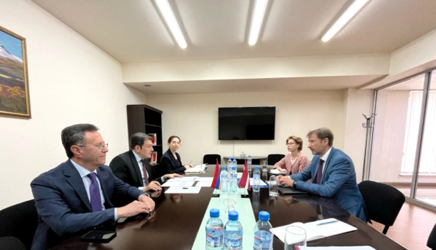 Pasākuma dalībnieki pie apspriežu galda