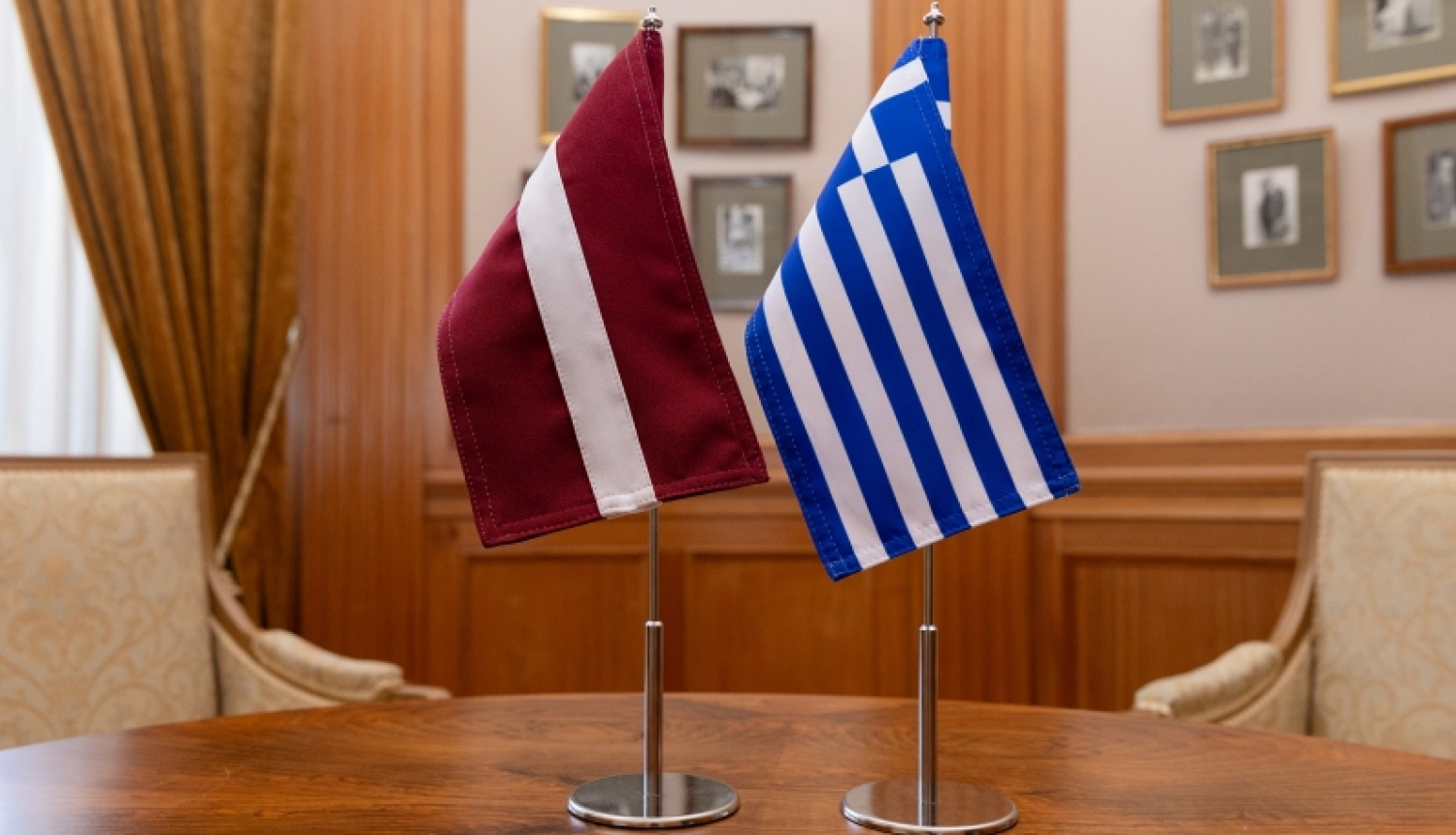 Latvijas un Grieķijas karogi