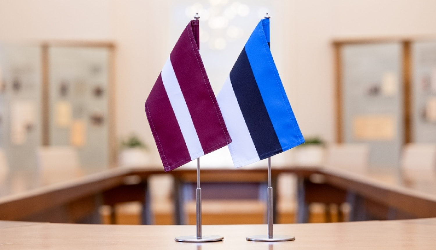 Latvijas un Igaunijas karogi