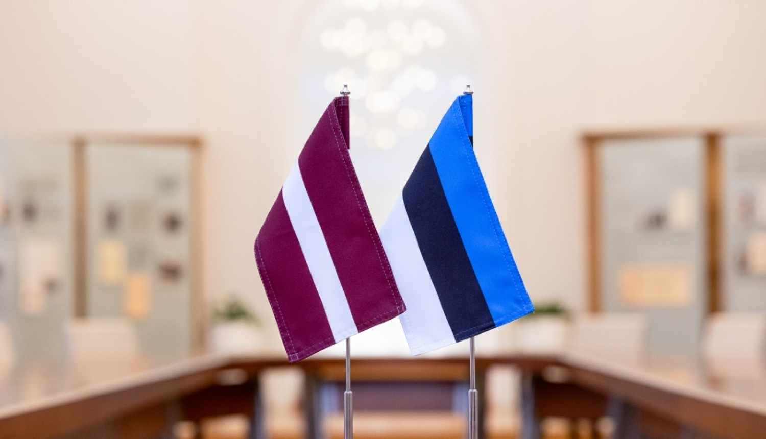 Latvijas un Igaunijas karogi