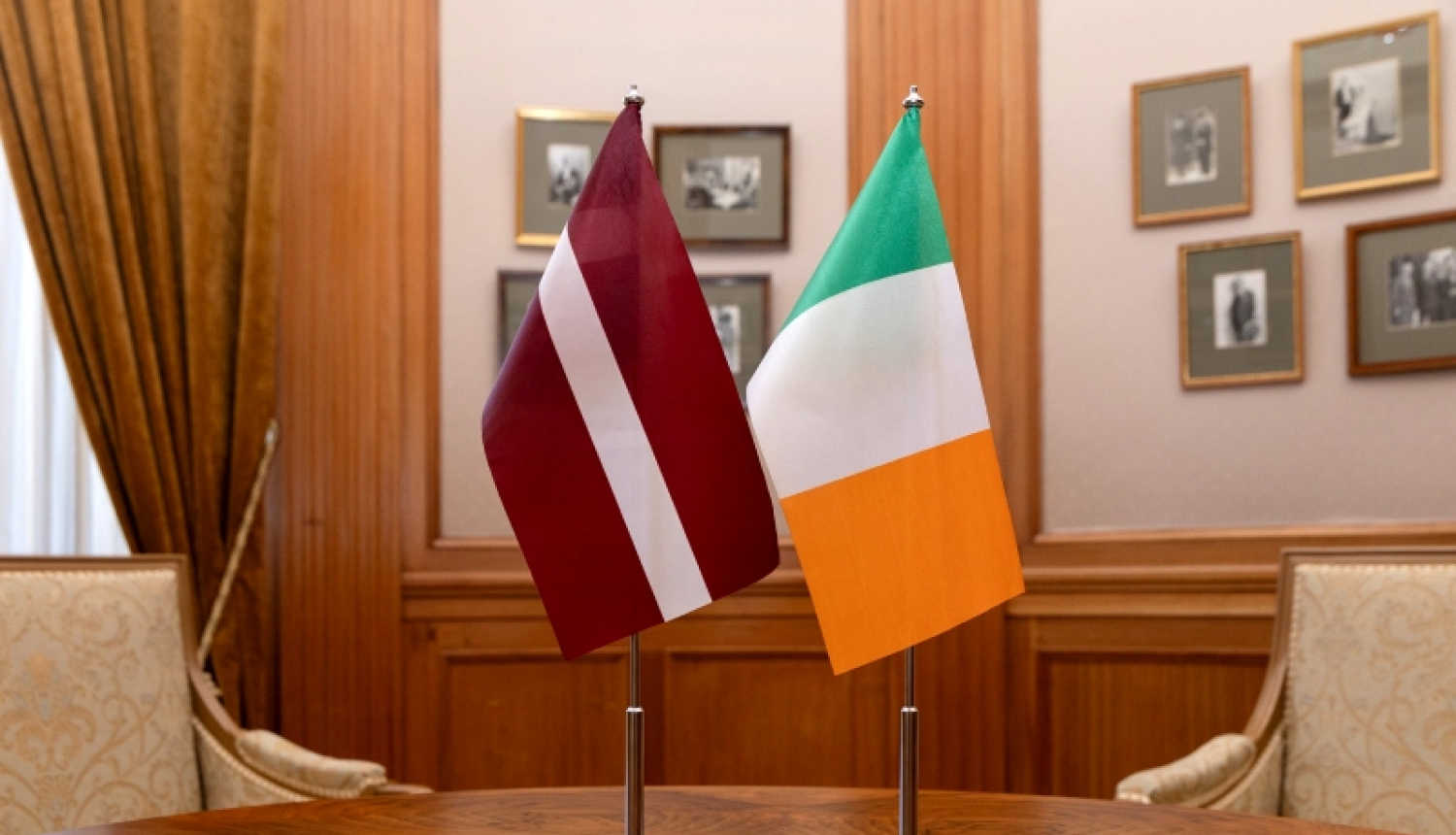 Latvijas un Īrijas karogi