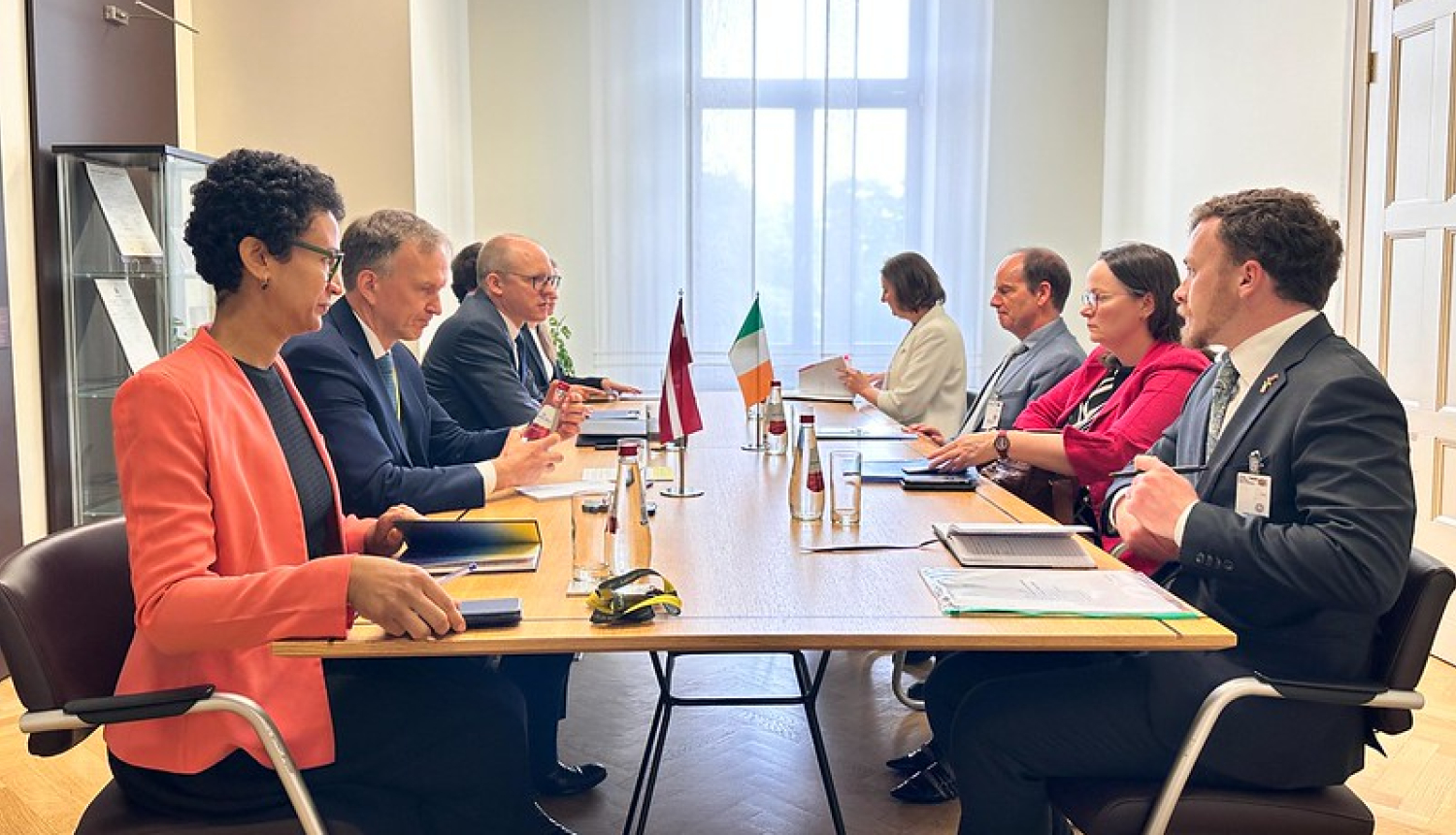 Konsultāciju dalībnieki pie apspriežu galda