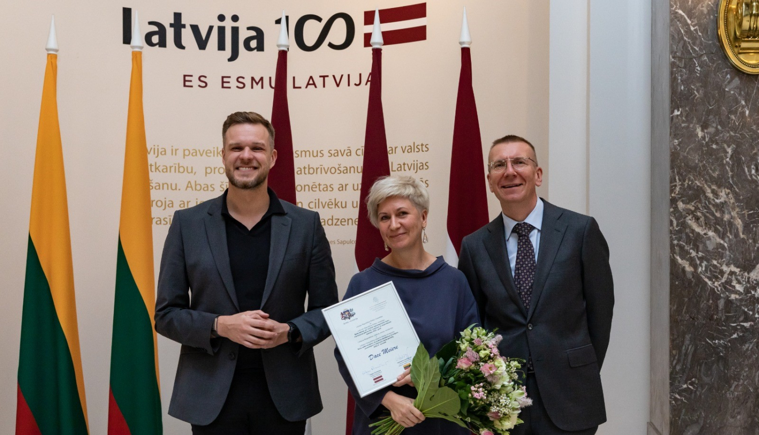 Latvijas un Lietuvas ārlietu ministri Rīgā pasniedz ikgadējo Baltu balvu tulkotājai Dacei Meierei