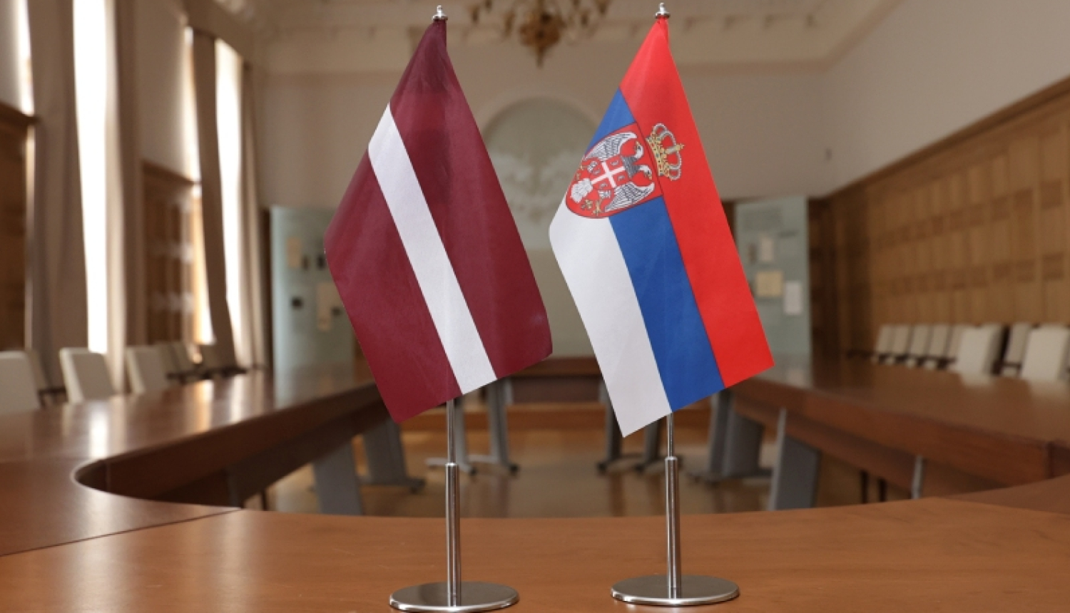 Latvijas un Serbijas karogi