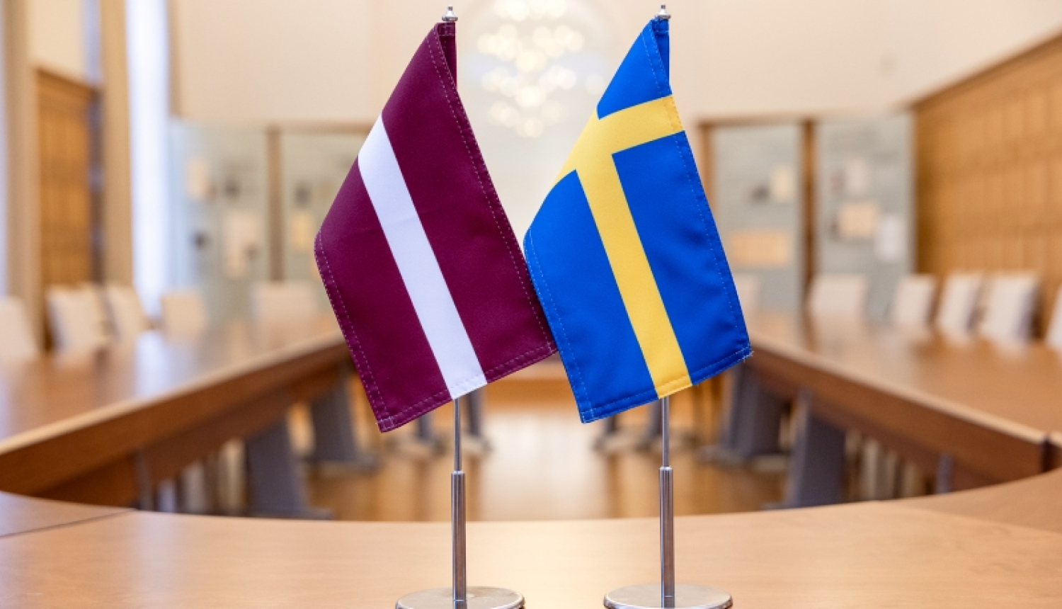 Latvijas un Zviedrijas karogi