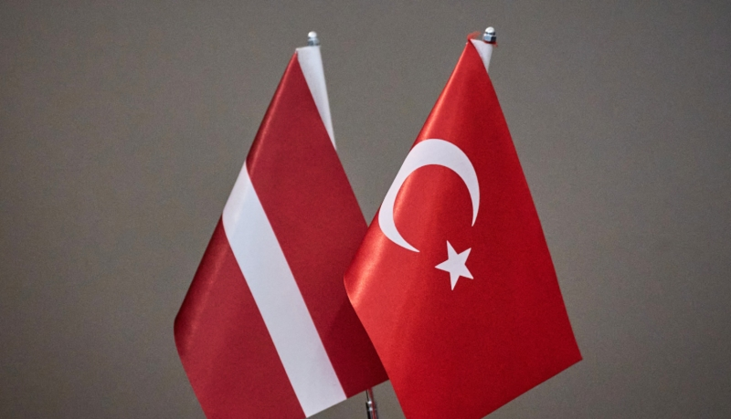 Latvijas un Turcijas karogi