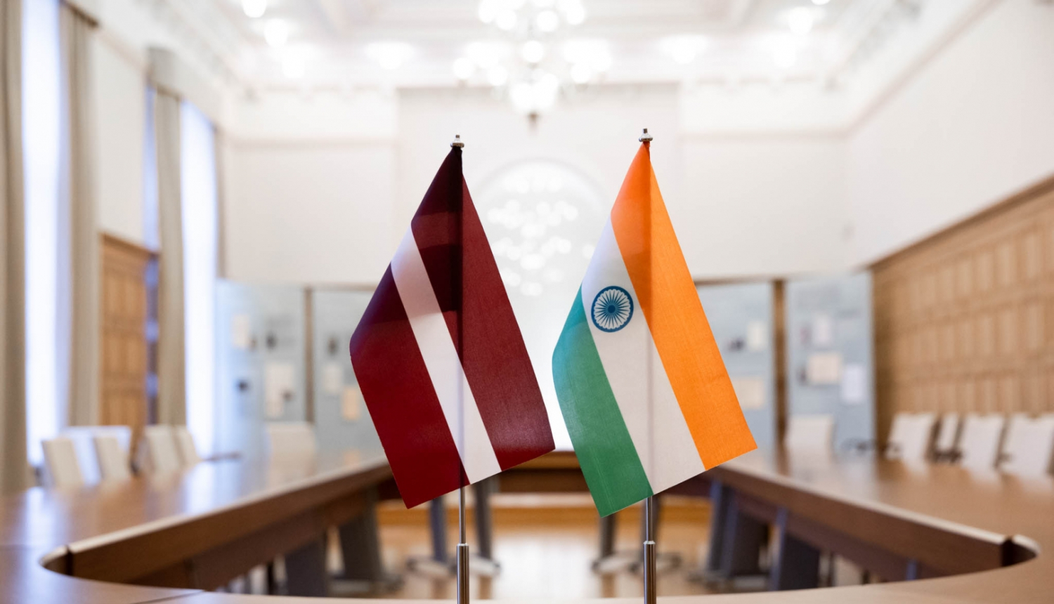 Latvijas un Indijas karogi