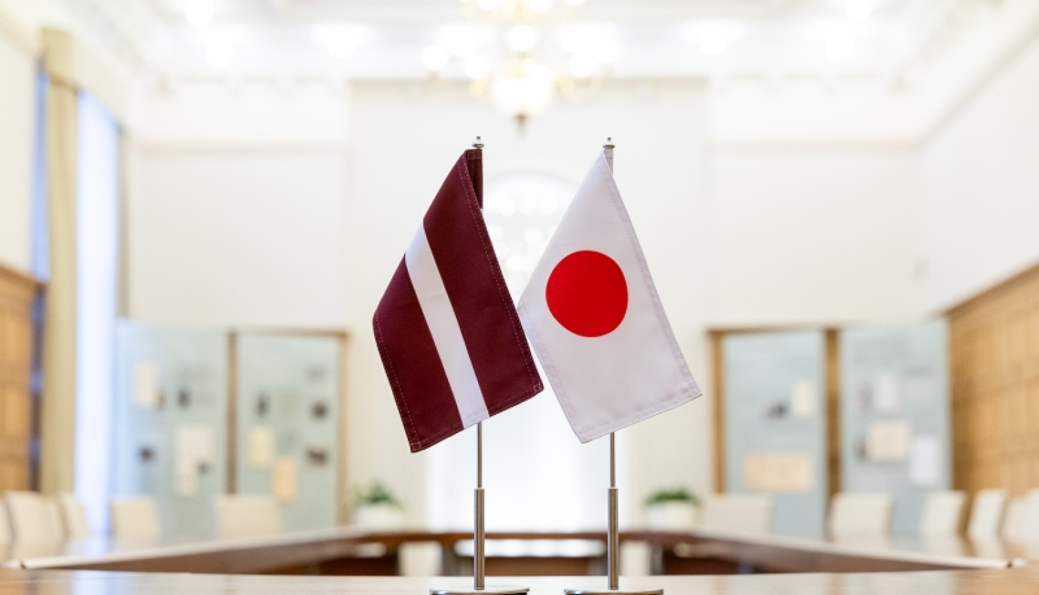 Latvijas un Japānas karogi