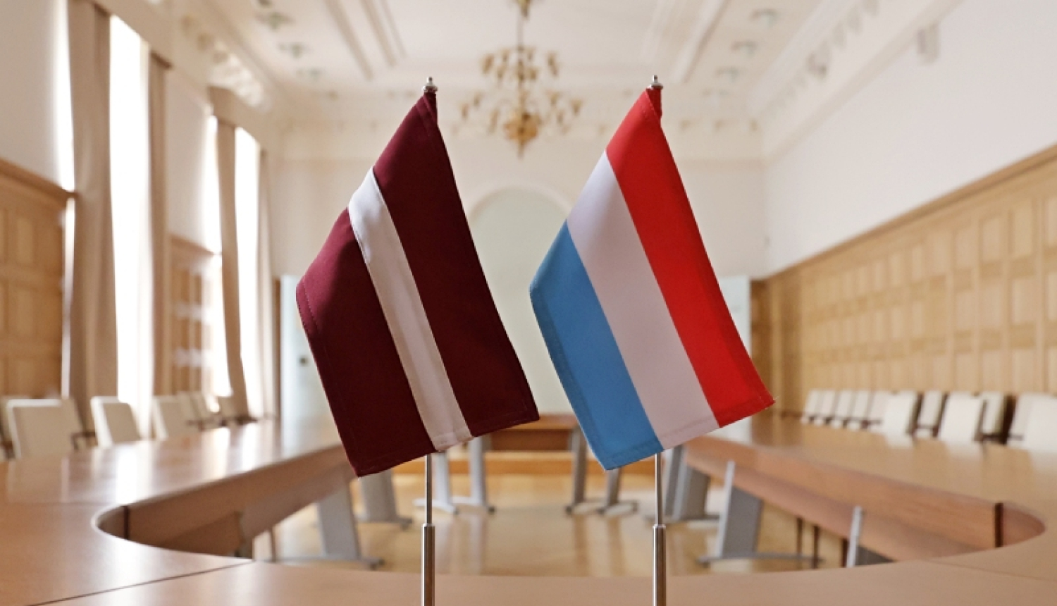 Latvijas un Luksemburgas karogi