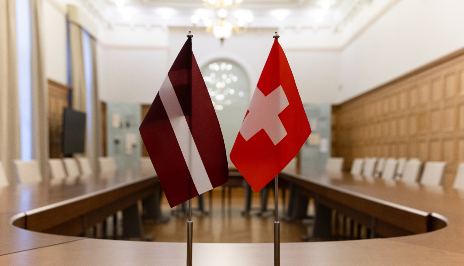 Latvijas un Šveices karodziņi