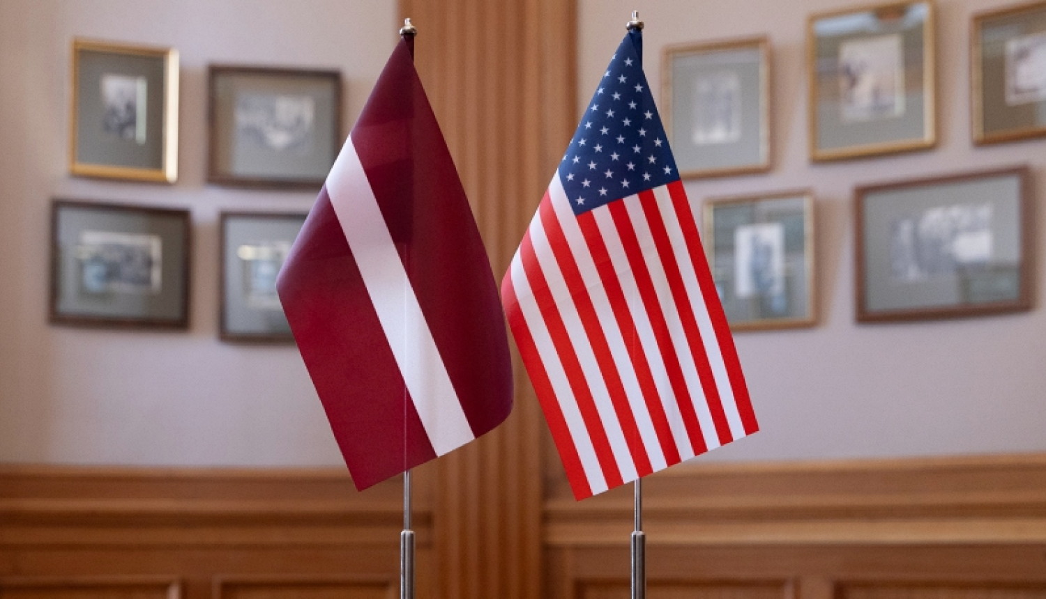 Latvijas un ASV karogi