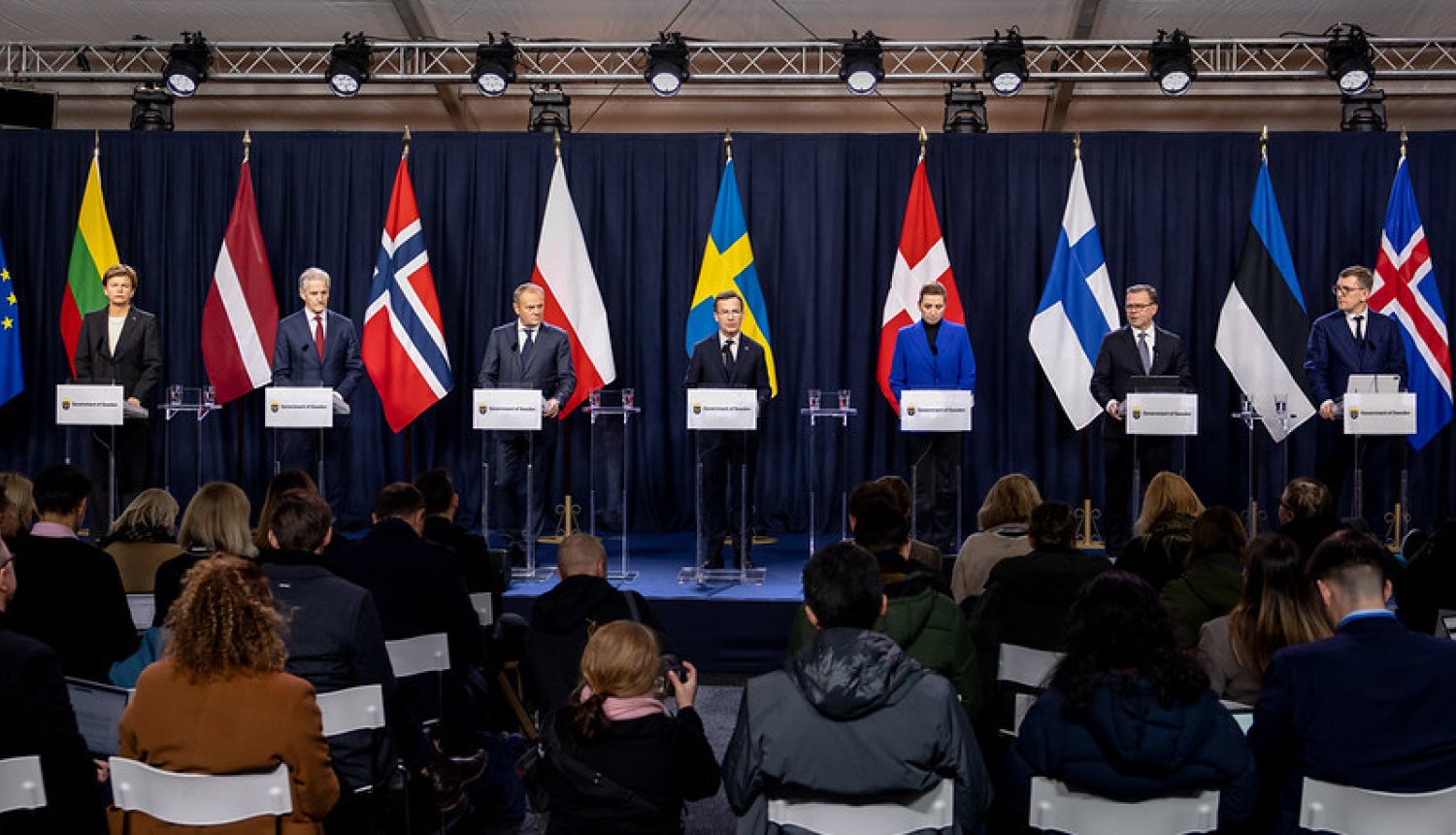 Preses konferences runātāji stāv pie savas valsts karogiem