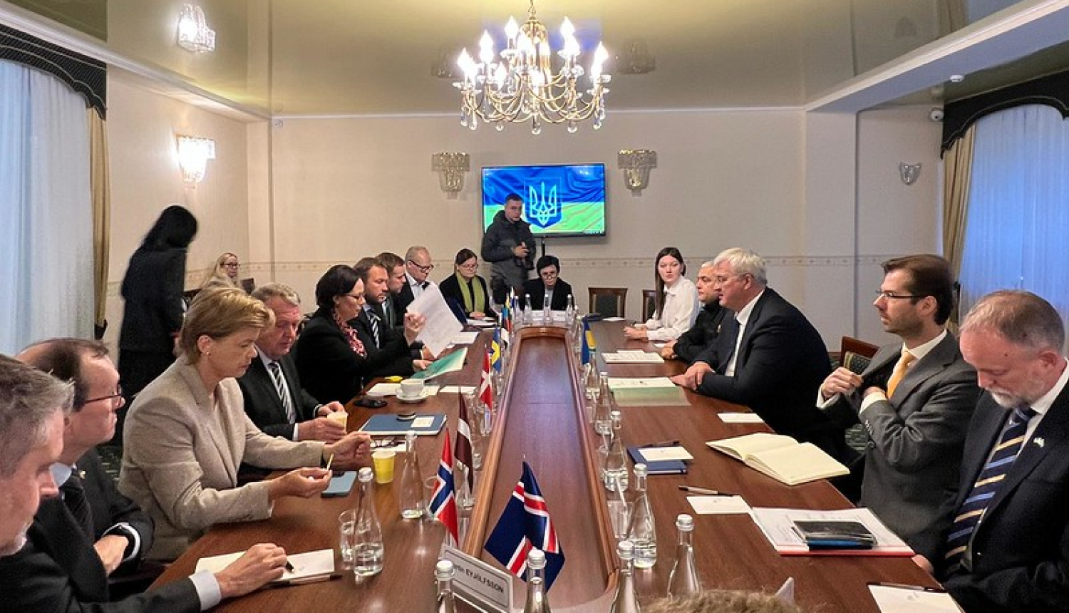 Pasākuma dalībnieki pie apspriežu galda