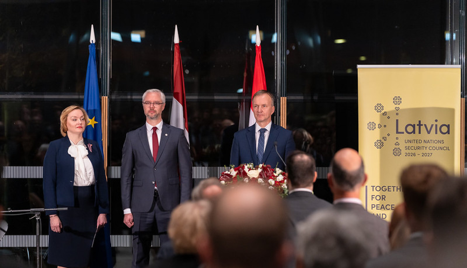 Pasākuma dalībnieku kopbilde uz skatuves