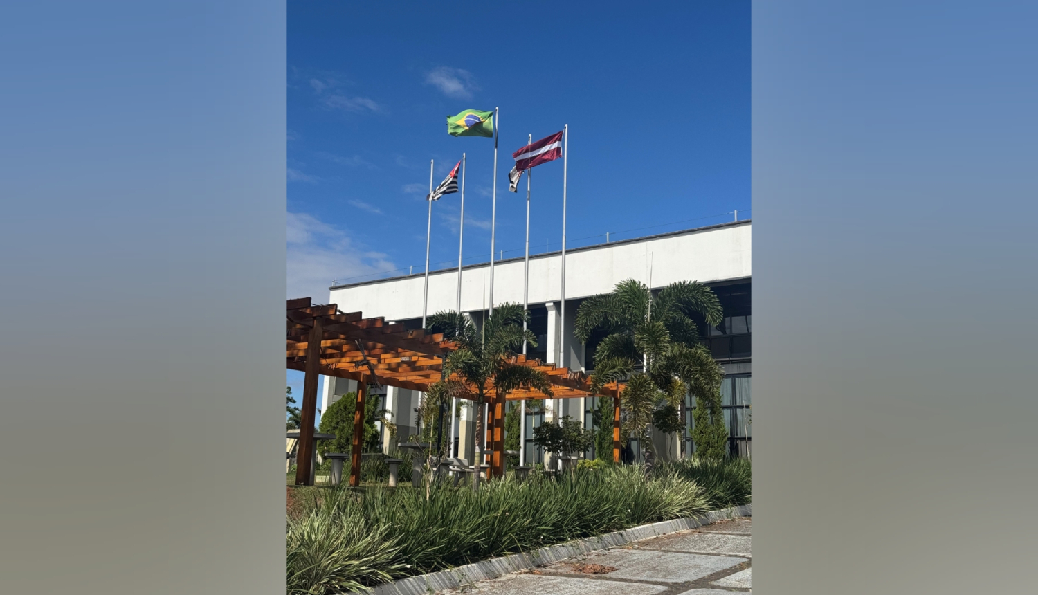 Latvijas karogs plīvo pie Novaodesas pašvaldības domes ēkas Brazīlijā