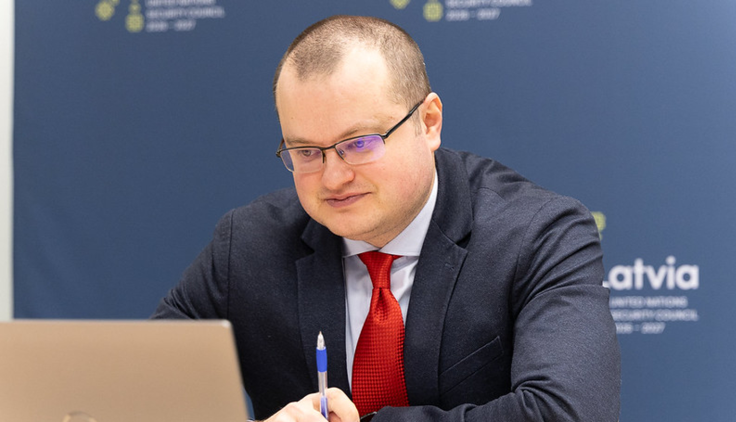 Parlamentārais sekretārs Reinis Brusbārdis video sarunā ar Eiropas Revīzijas palātas locekli Mihailu Kozlovu