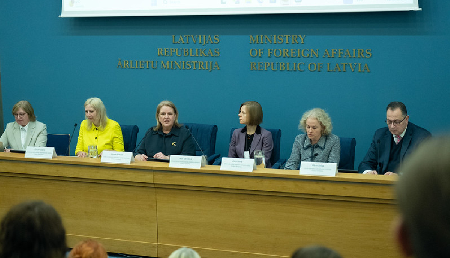 Semināra dalībnieki pie galda