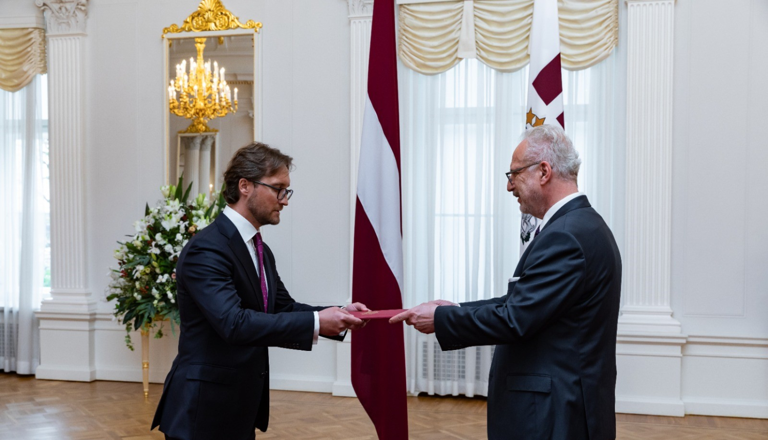 Valsts prezidents pasniedz akreditācijas vēstuli Latvijas vēstniekam Japānā Zigmāram Zilgalvim