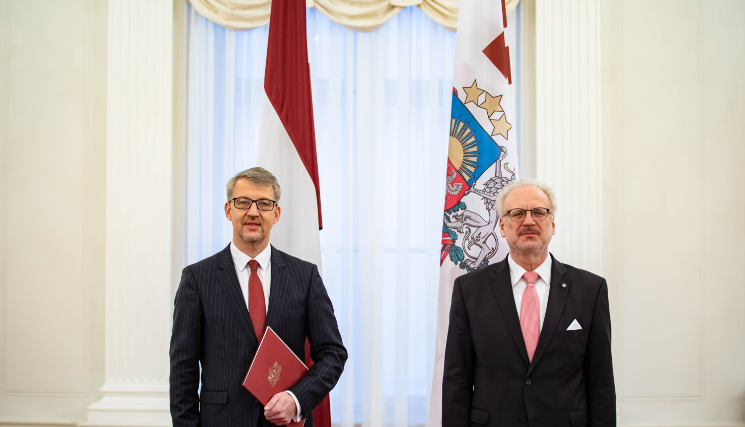 Valsts prezidents pasniedz akreditācijas vēstuli Latvijas vēstniekam Kanādā Kasparam Ozoliņam