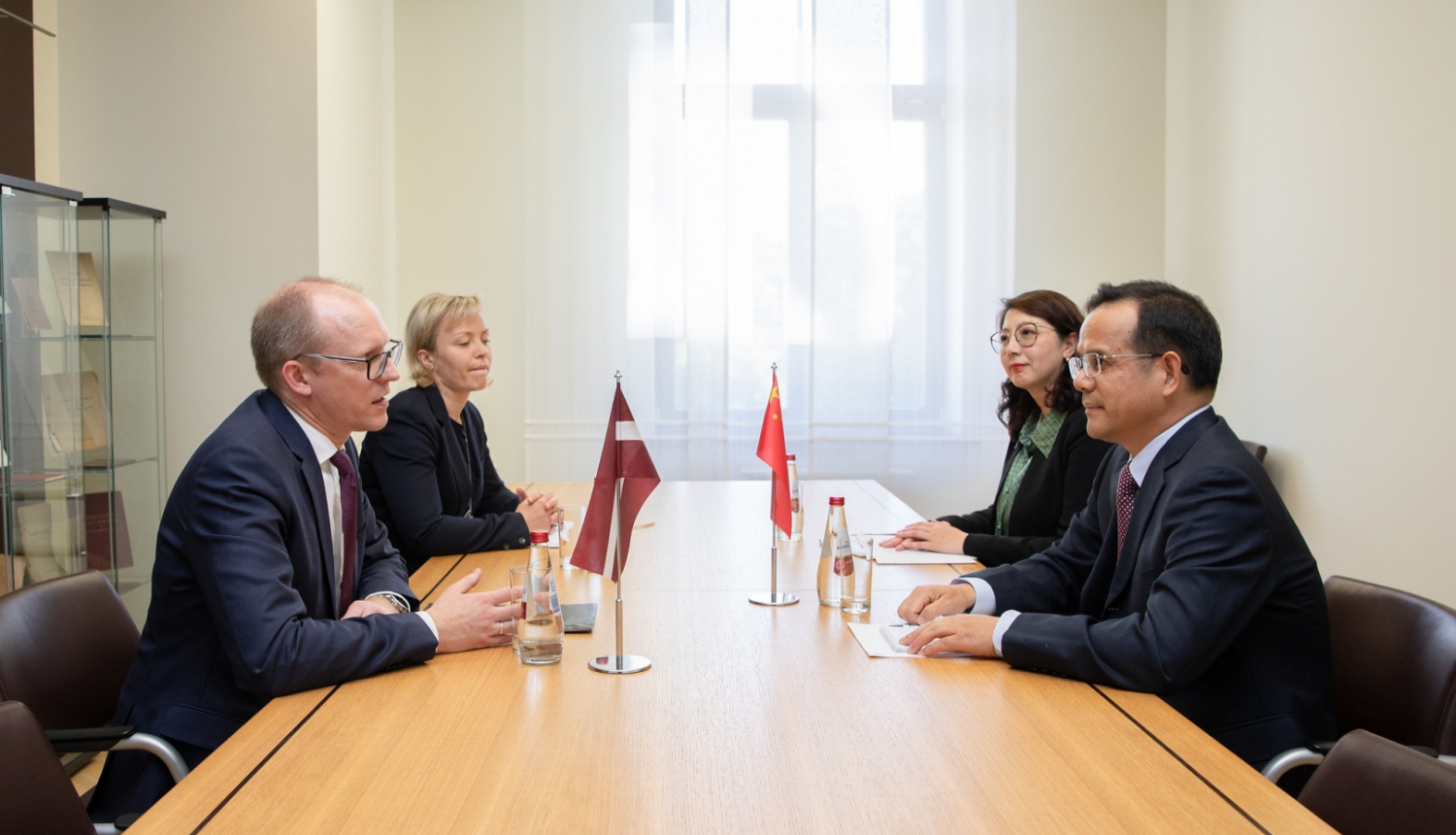 Valsts sekretārs Andris Pelšs pieņem jauno Ķīnas vēstnieku Latvijā