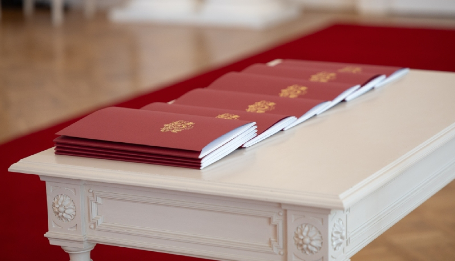 Akreditācijas vēstules saliktas uz galda