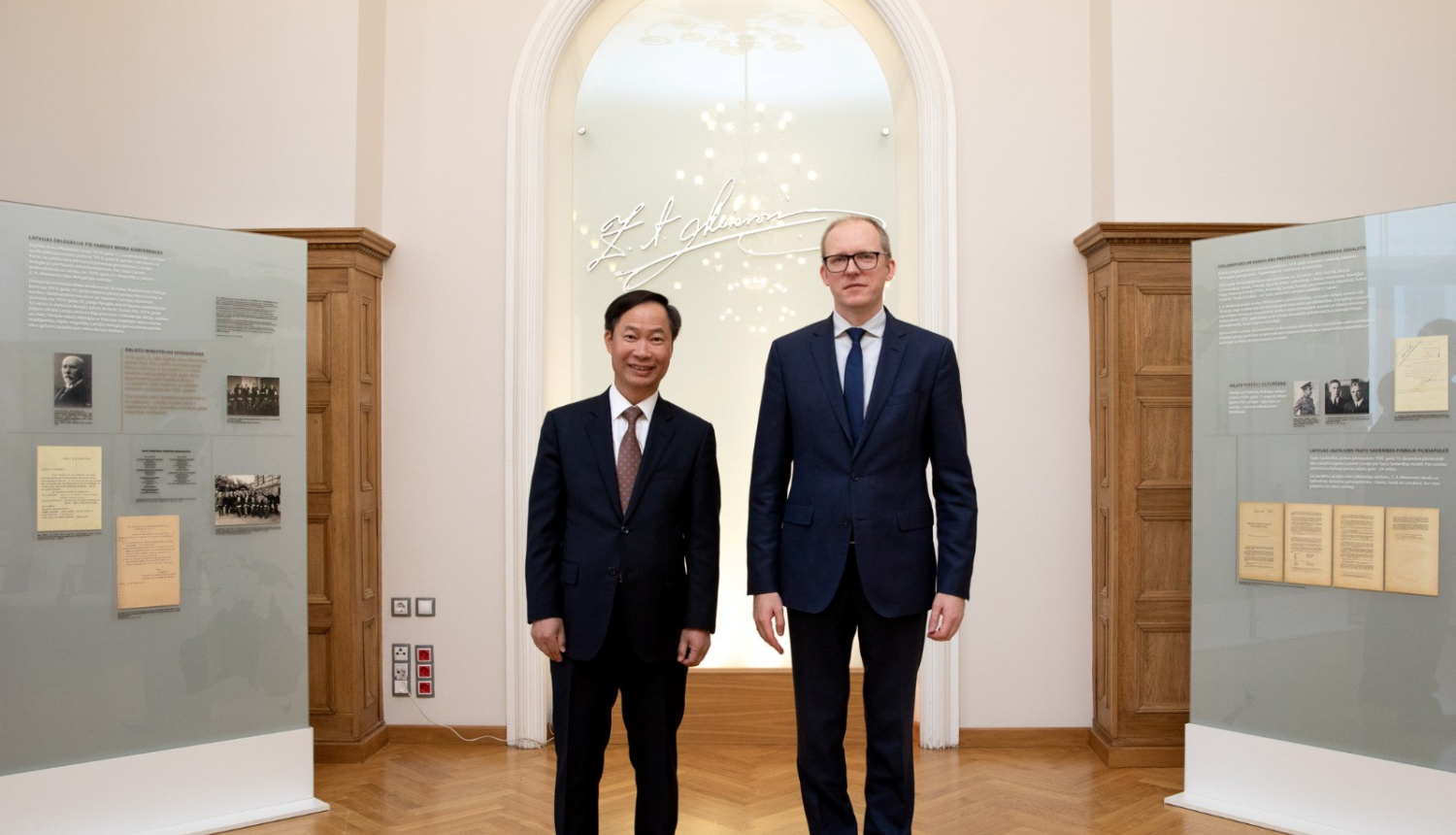 Valsts sekretārs un Vjetnamas vēstnieks