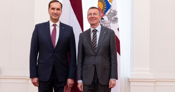 Presidenten presenterer akkrediteringsbrevet til den latviske ambassadøren til NATO, Māris Riekstiņš