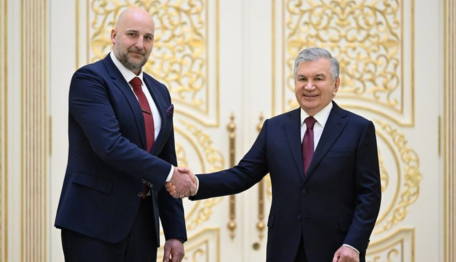 Latvijas Republikas ārkārtējais un pilnvarotais vēstnieks Uzbekistānas Republikā Ģirts Jaunzems un Uzbekistānas Republikas prezidents Šavkats Mirzijojevs