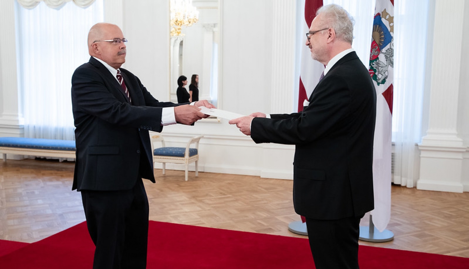 Valsts prezidents pasniedz akreditācijas vēstuli Latvijas vēstniekam Grieķijā Pēterim Kārlim Elfertam