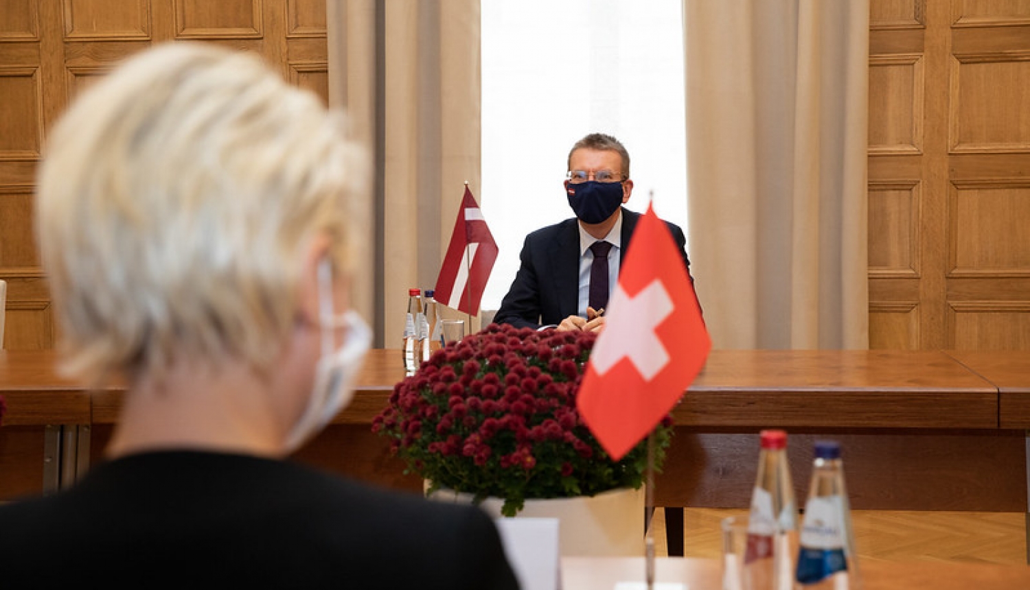 Ārlietu ministrs un Šveices Nacionālās padomes prezidente pārrunā abu valstu politiskās un ekonomiskās sadarbības veicināšanu