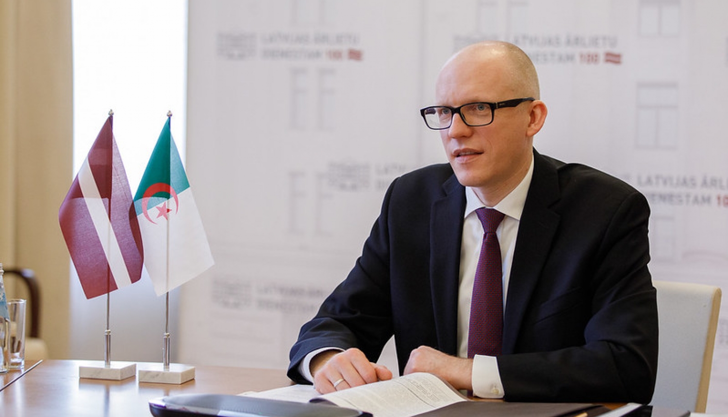 Valsts sekretārs Andris Pelšs ar jauno Alžīrijas vēstnieku Latvijā pārrunā divpusējo sadarbību