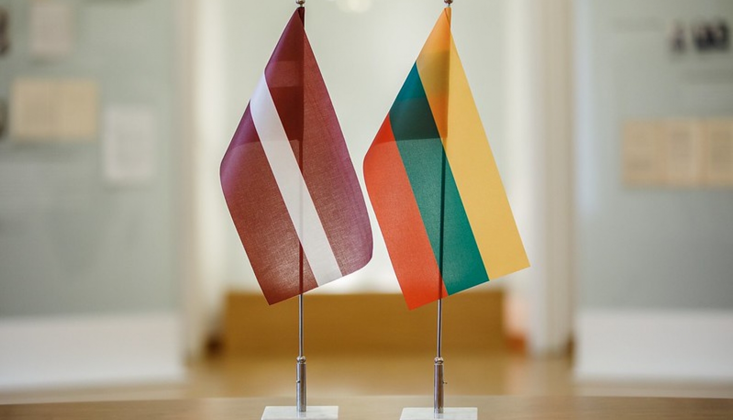 Latvijas un Lietuvas karogi