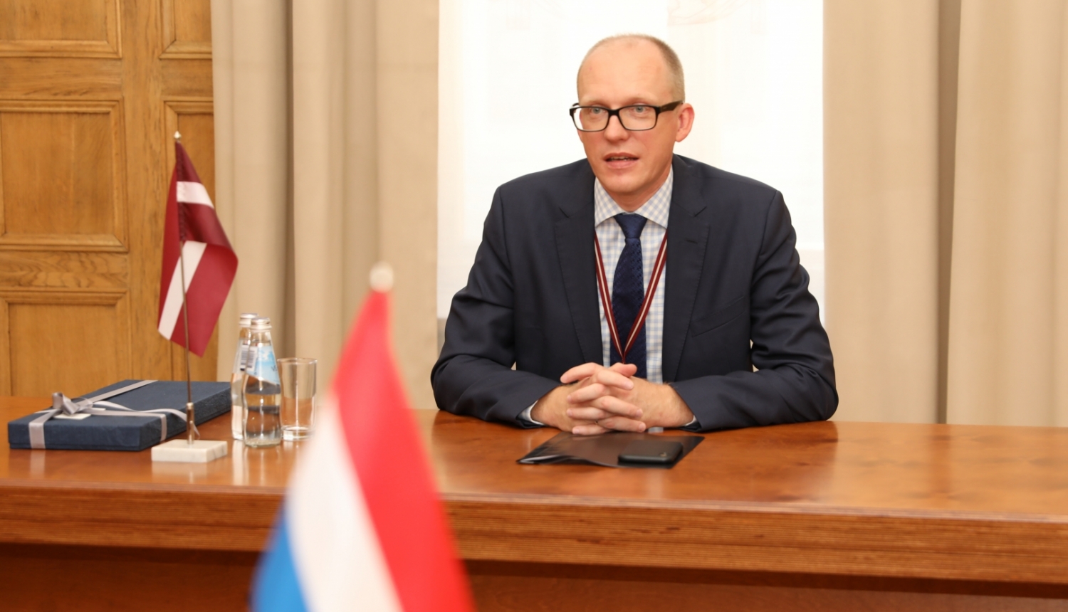 Valsts sekretārs atvadu vizītē pieņem Nīderlandes vēstnieku