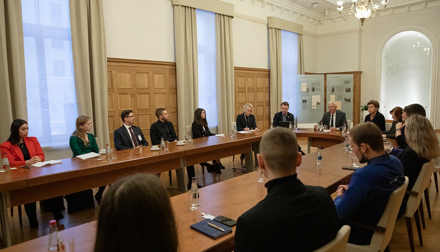 K.Kariņš ar jauniešiem