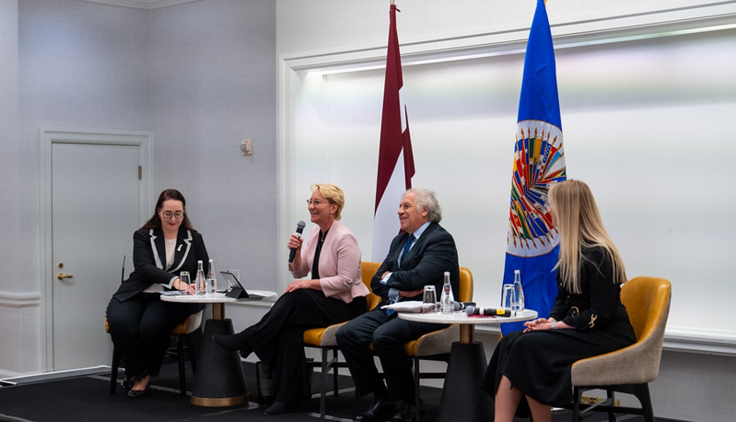 Diskusija vēstniecībā "Sieviešu loma tehnoloģiju nākotnē: drošība, ētika un kultūra". 12.11.2024.