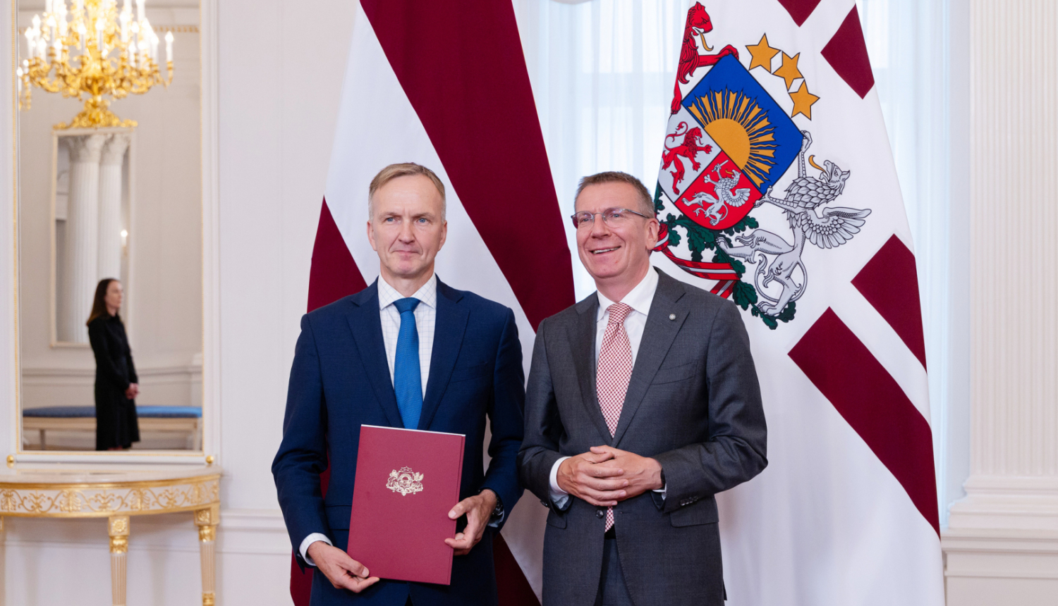 A. Pildegovičs saņem akreditācijas rakstu. 12.08.2025.