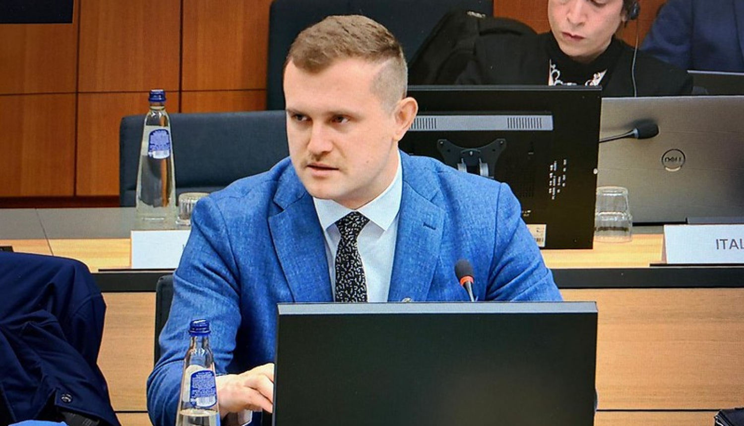 Parlamentārais sekretārs Artjoms Uršuļskis ES Vispārējo lietu padomes sēdē pie apspriežu galda