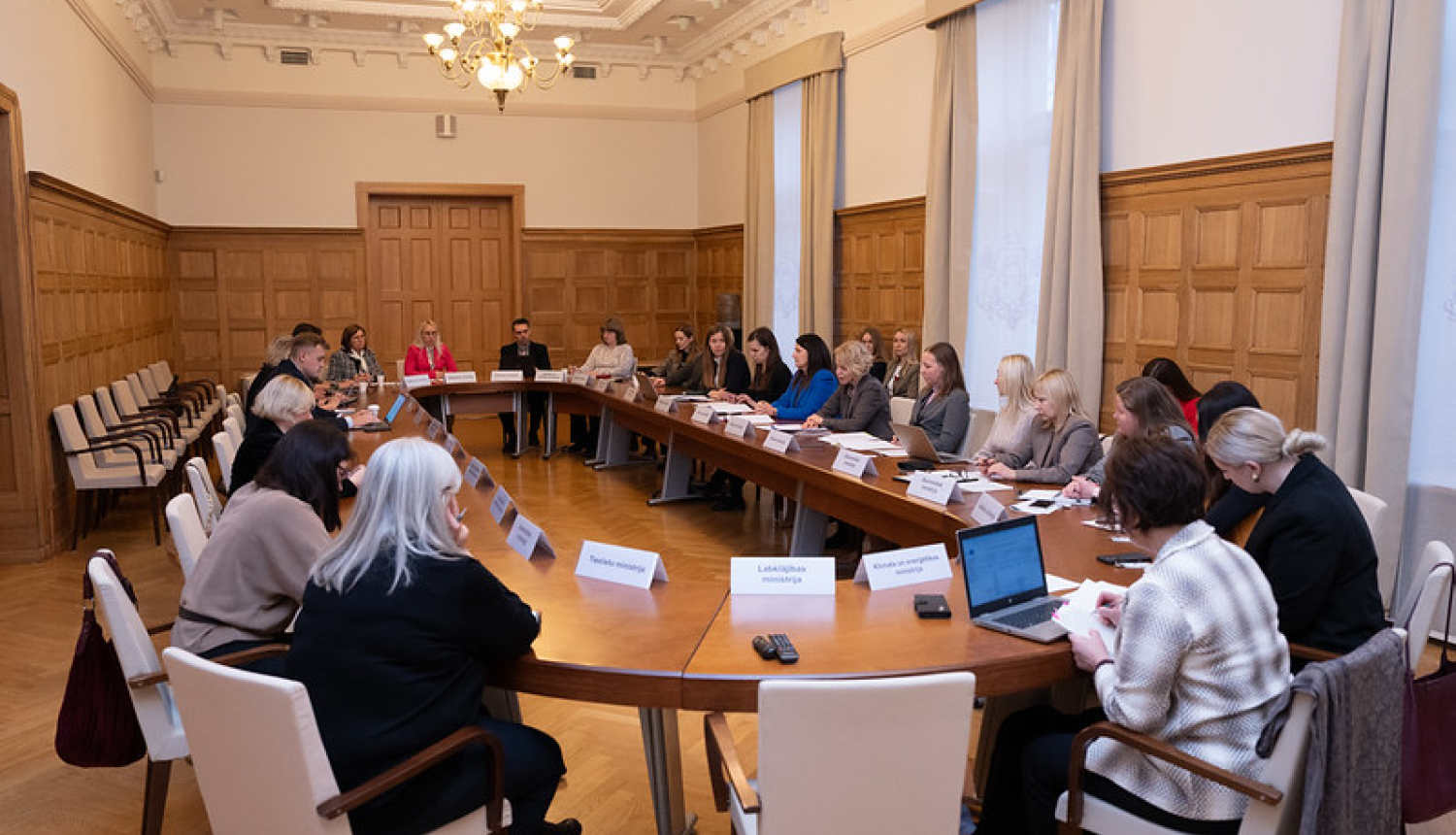 Attīstības sadarbības politikas konsultatīvās padomes sēdes dalībnieki pie apspriežu galda