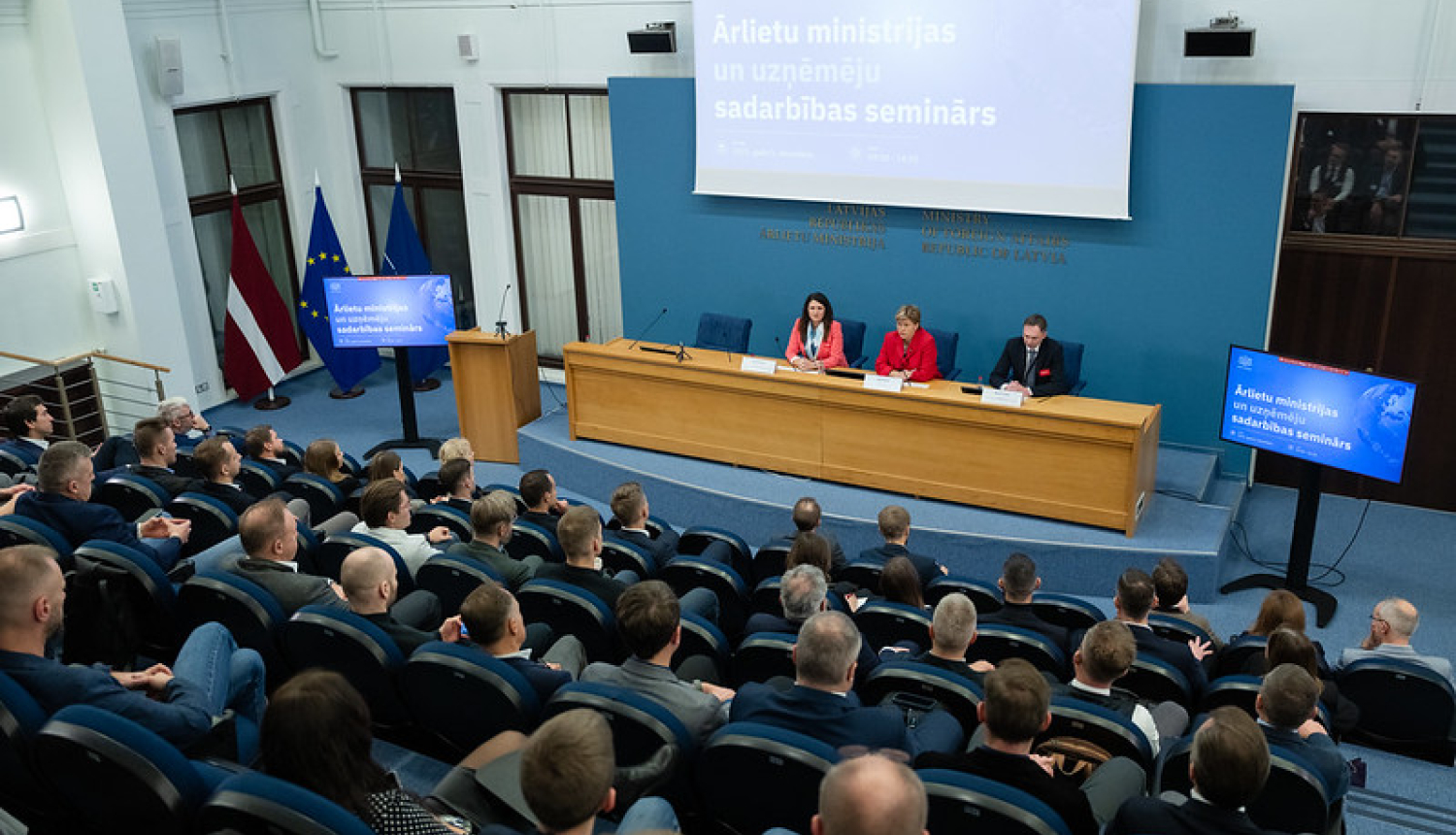 Ārlietu ministre Baiba Braže uzrunā seminara dalībniekus