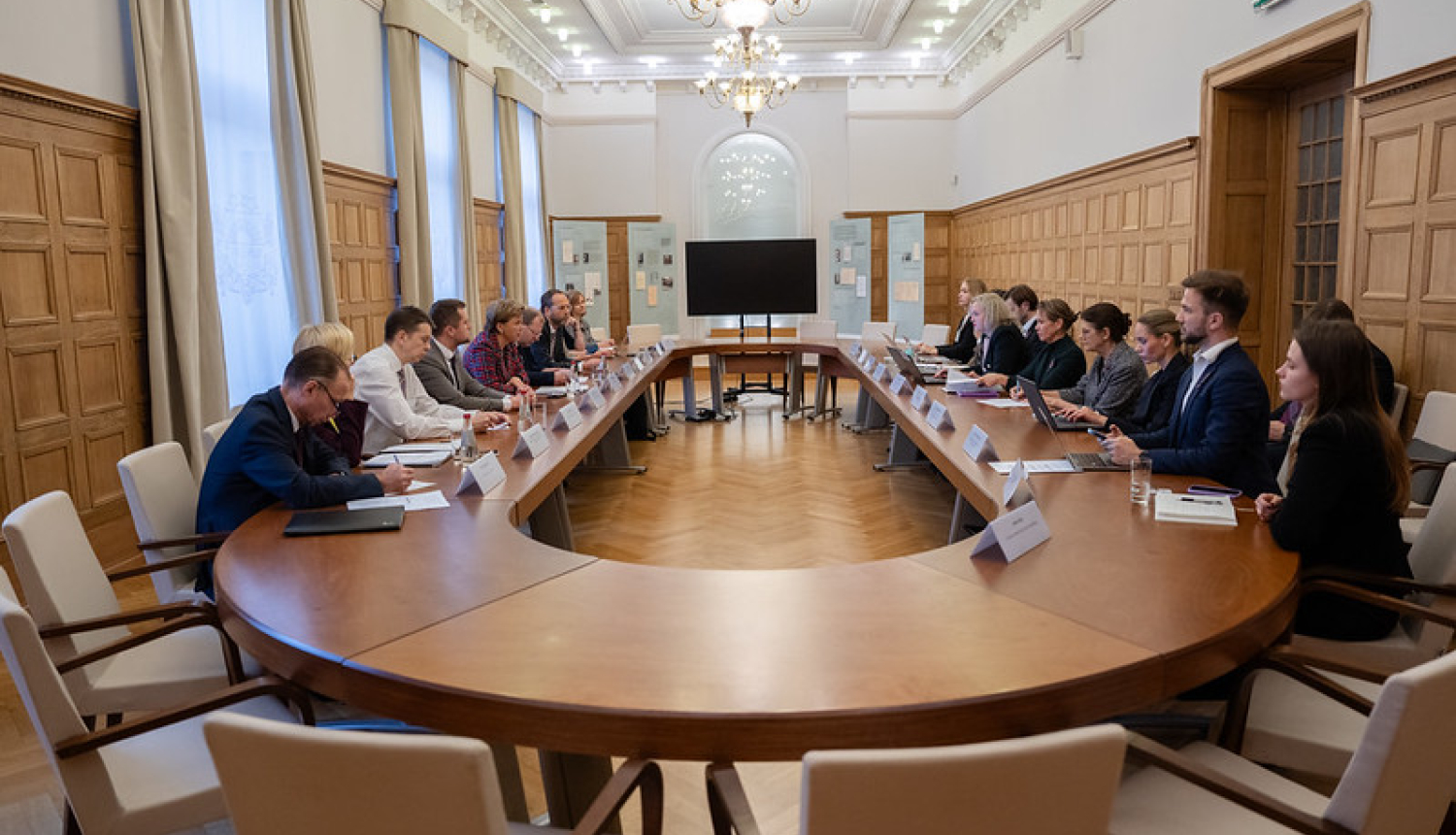 Ārpolitikas ekspertu padomes, biznesa, jauniešu organizāciju, NVO pārstāvju un sociālajo partneru tikšanās dalībnieki pie apspriežu galda